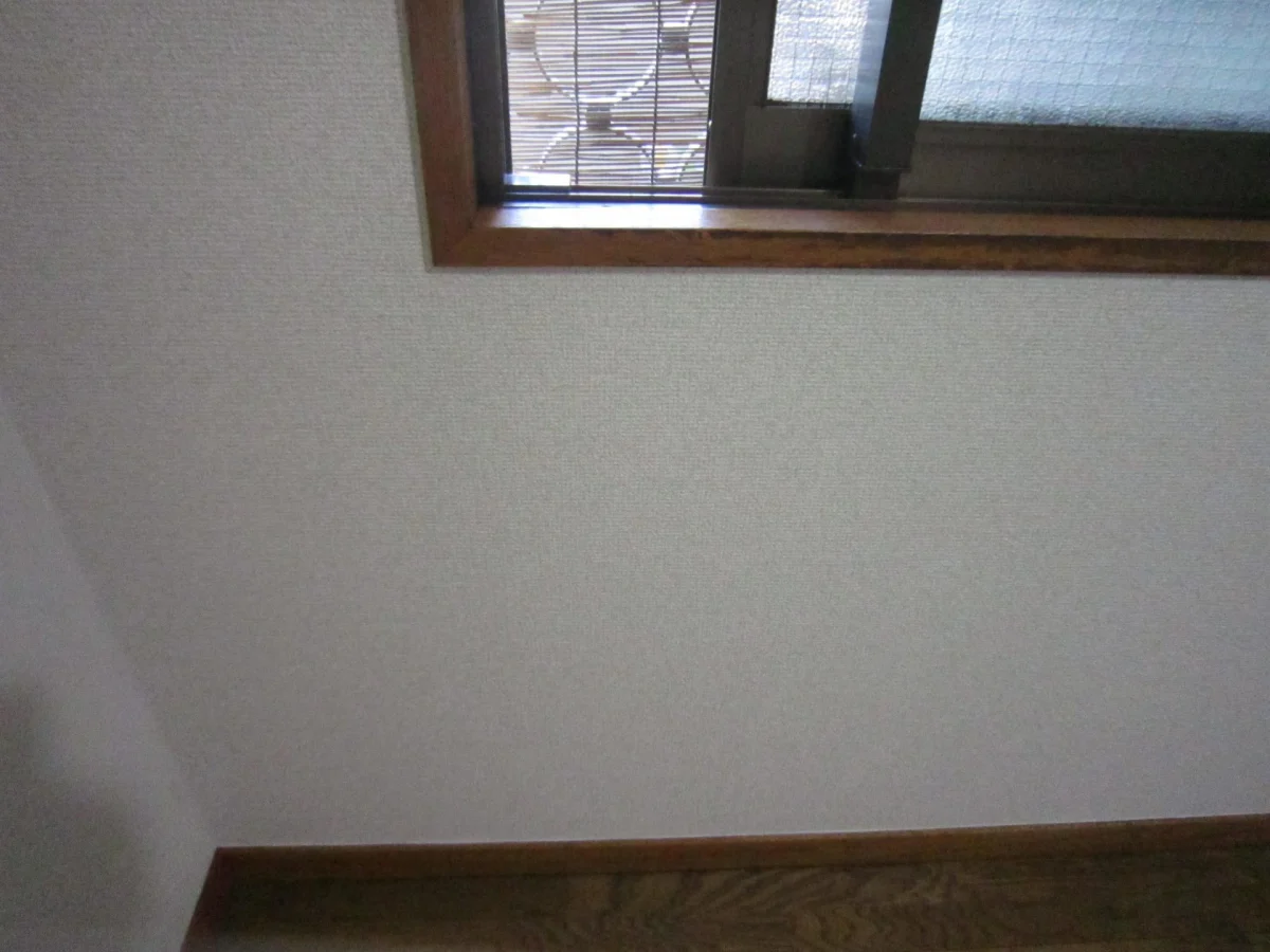 壁紙の拭いても落ちないシミ！もしかしたらカビかも？（施工後）