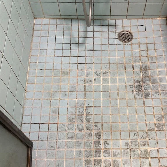 お風呂場なのに、裸足になりたくない。。(施工前)